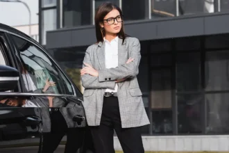 femme professionnelle sur la route
