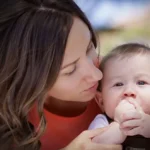 jeune maman et son bébé