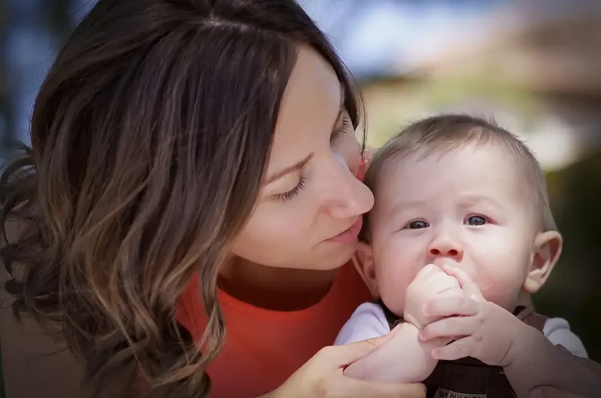 jeune maman et son bébé