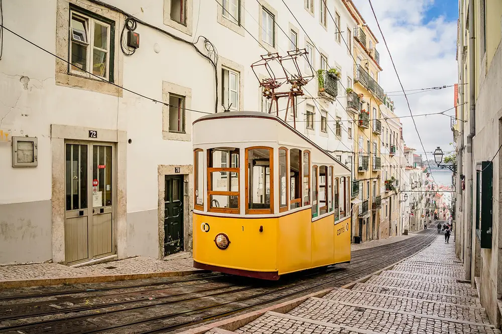 Tramway jaune dans une rue emblématique de la Capitale portugaise : Lisbonne