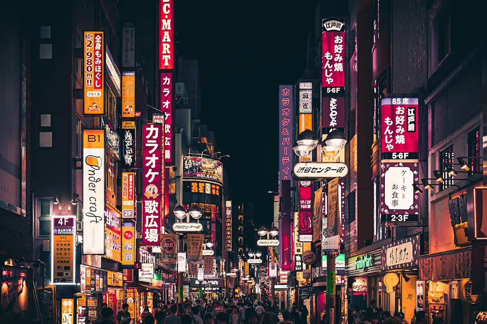 Tokyo, rue animée dans la nuit