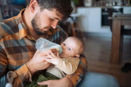 papa qui donne le biberon à son enfant