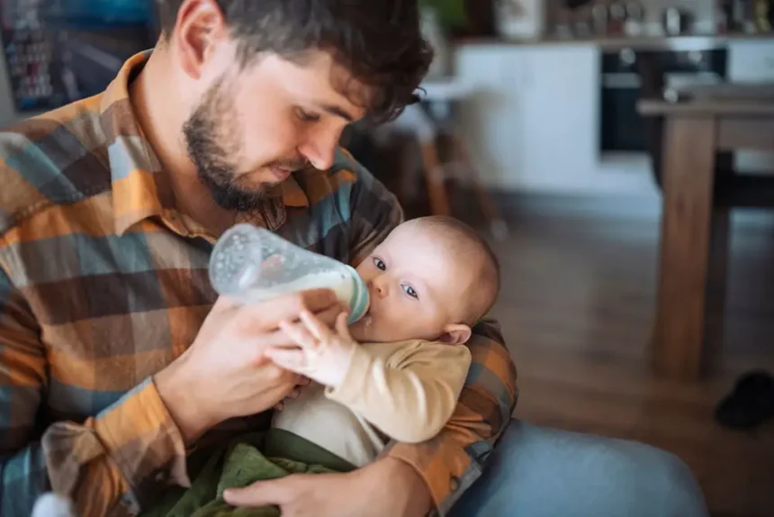 papa qui donne le biberon à son enfant