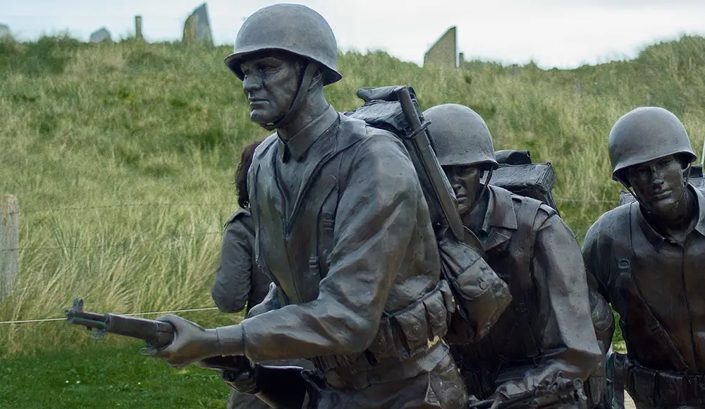 sculpture de combattants à Omaha beach