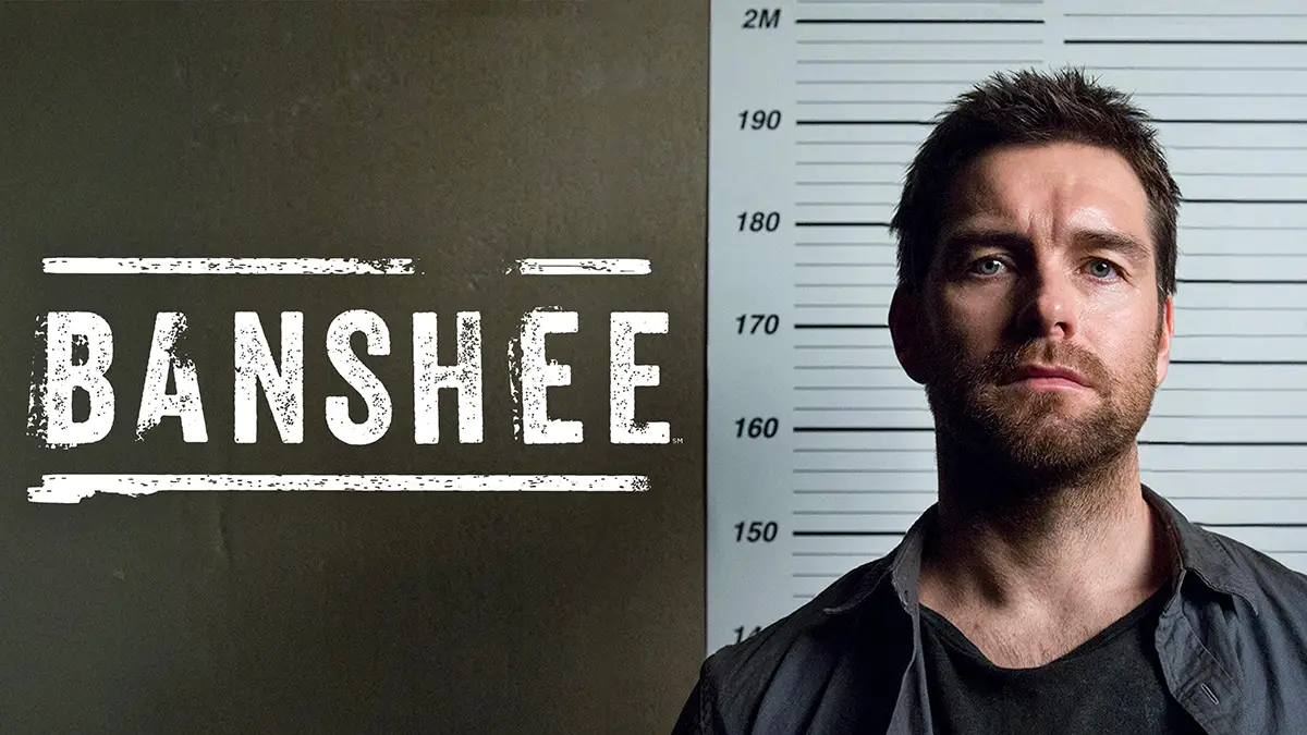 Affiche de Banshee montrant l'acteur principal posant comme un prisonnier avec derrière lui une règle à mesurer indiquant sa taille