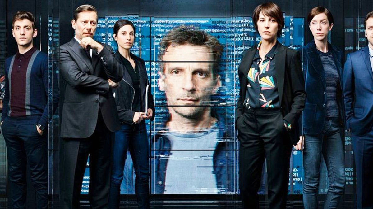 Affiche de la série française le Bureau des légendes, montrant les enquêteurs debout devant un écran sur lequel apparait Mathieu Kassovitz