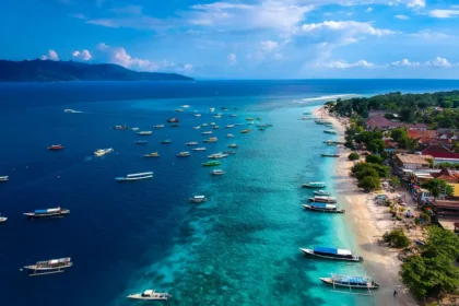 Lombok, plage vue haut avec des bateaux en mer sur la plage en Indonésie