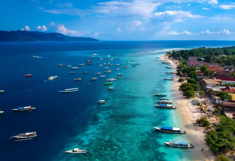 Lombok, plage vue haut avec des bateaux en mer sur la plage en Indonésie