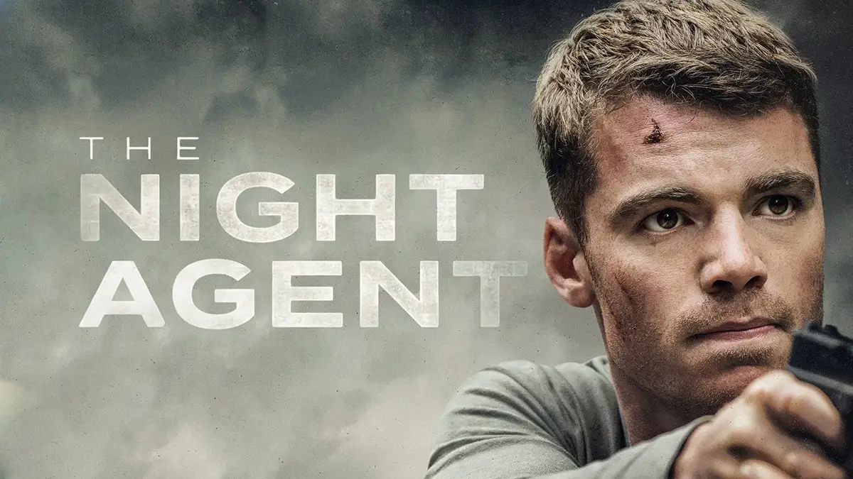 Affiche de The Night Agent montrant l'acteur principal en gros plan tenant un pistolet 