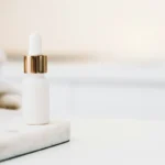 crème anti-âge dans un petit flacon