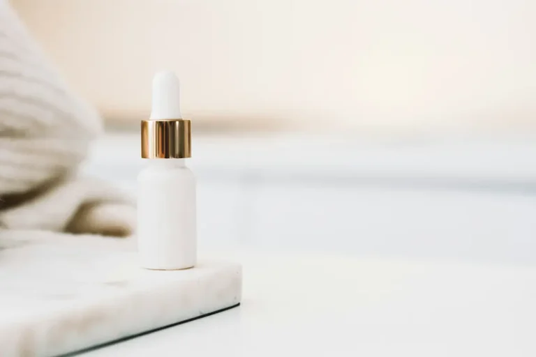 crème anti-âge dans un petit flacon