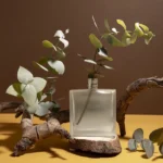 plante aromatique dans un flacon de parfum de luxe en guise de vase