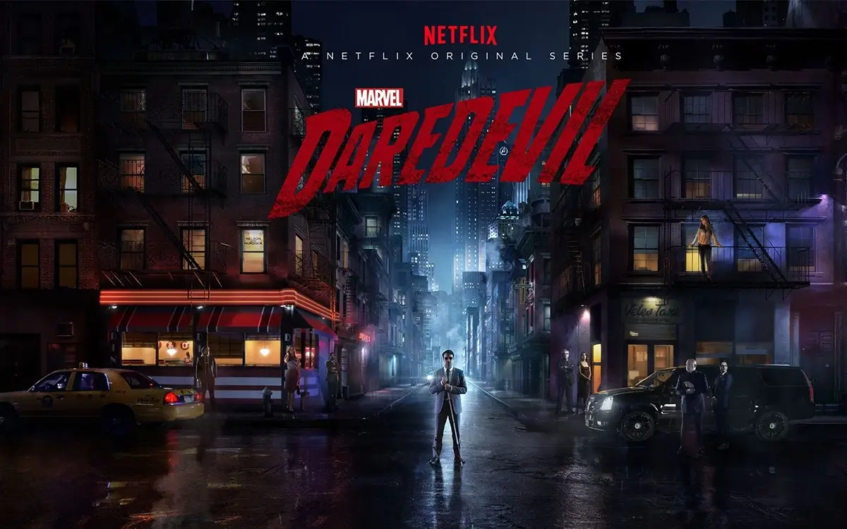 Affiche de la série du super-héros Daredevil montrant Matt Murdock, aveugle, au centre d'un carrefour urbain en pleine nuit