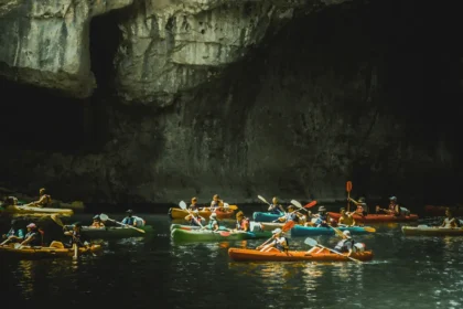 vacances sportives : Groupe de personnes faisant du canoé dans les gorges de l'Ardèche