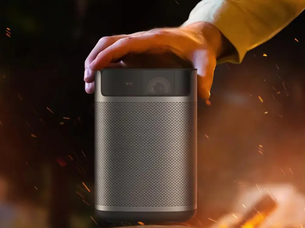 vidéoprojecteur XGIMI MoGo 2 tenu dans une main pour montrer sa taille