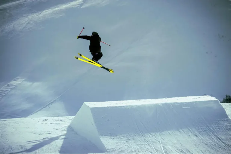 Jo Milan Italie 2026 skieur acrobatique en plein saut depuis un tremplin