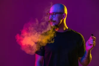 Vapoteur sur fond mauve illustrant les tendances de la vape actuelle