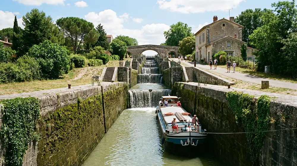 Escalier d'eau des neuf écluses de Fonseranes à Béziers avec une péniche en attente d'éclusage