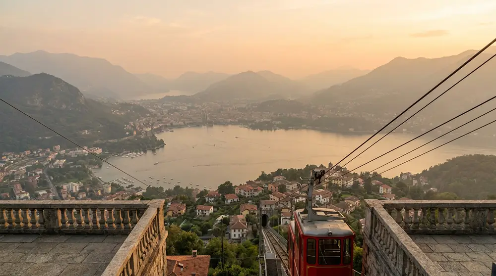Panorama depuis Brunate sur le lac de Côme avec les Préalpes en arrière-plan