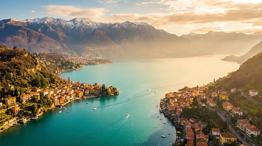 Vue panoramique sur le lac de Côme avec les montagnes des Préalpes italiennes en arrière-plan