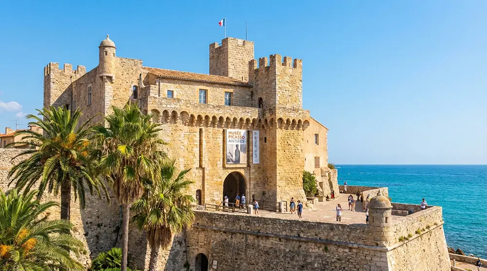 Façade du château Grimaldi abritant le musée Picasso à Antibes face à la Méditerranée