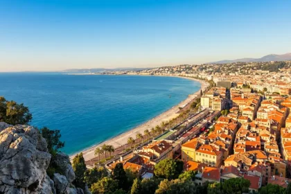 Vue panoramique sur la baie des Anges depuis la colline du Château à Nice sur la Côte d'Azur