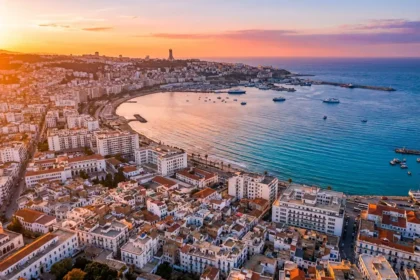 Vue aérienne de la baie d'Alger avec ses immeubles blancs et la mer Méditerranée au coucher du soleil