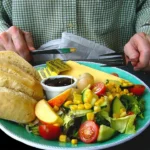 Assiette saine avec salade et pain