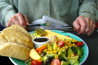 Assiette saine avec salade et pain