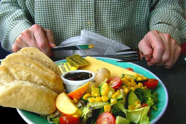 Assiette saine avec salade et pain