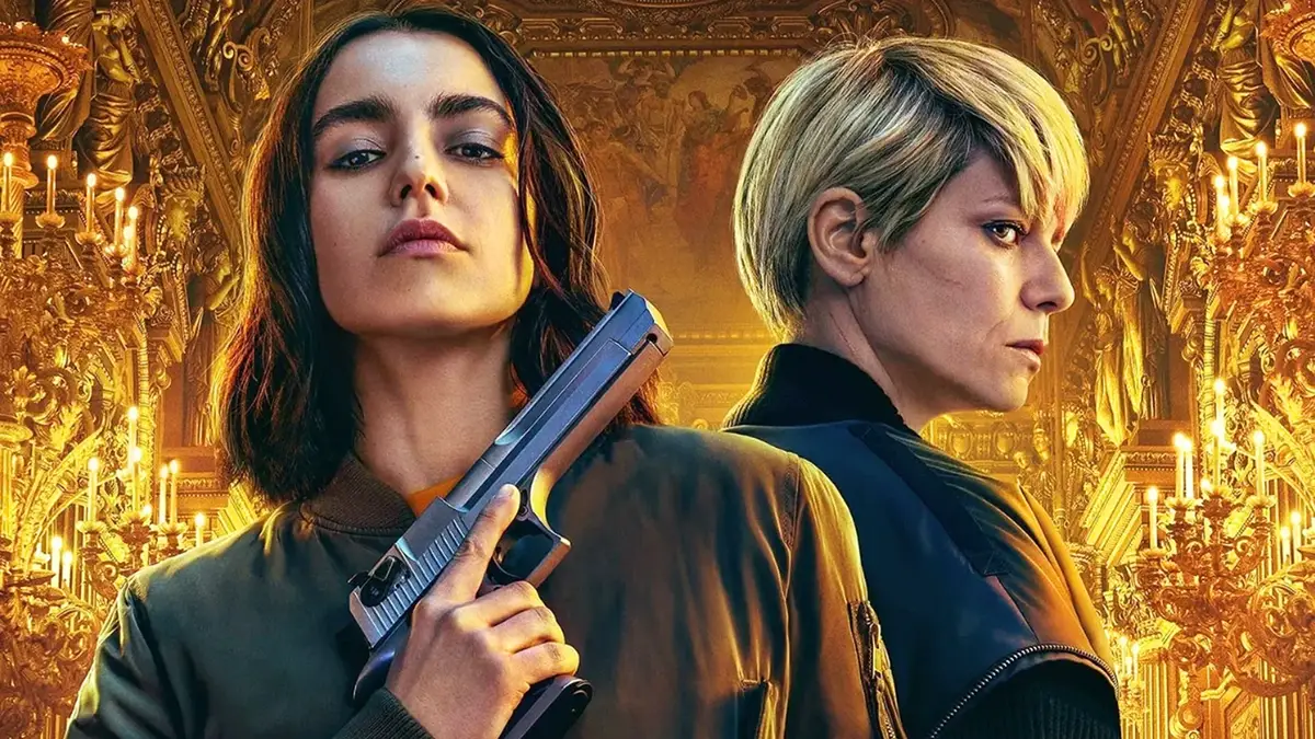 Deux femmes en tenue sombre dans une ruelle parisienne nocturne, Furies Résistance saison 2 Netflix
