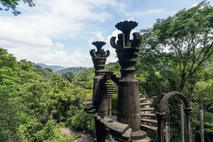 Colonnes de béton en forme de fleurs géantes du jardin surréaliste Las Pozas s'élevant au-dessus de la jungle tropicale de Xilitla au Mexique