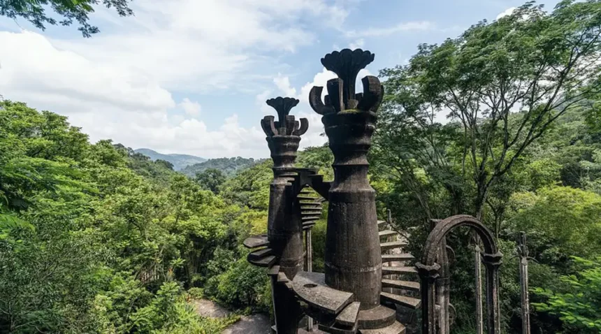 Colonnes de béton en forme de fleurs géantes du jardin surréaliste Las Pozas s'élevant au-dessus de la jungle tropicale de Xilitla au Mexique