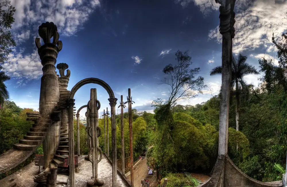 Vue panoramique en HDR des escaliers, arches et colonnes de béton du jardin surréaliste Las Pozas d'Edward James, entourés d'une jungle tropicale dense à Xilitla, Mexique