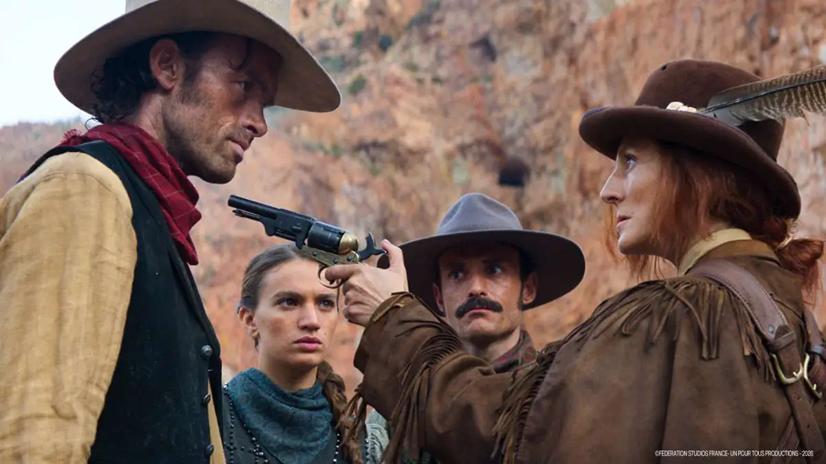 Cow-boy solitaire sur un cheval dans le désert américain au coucher du soleil, série Lucky Luke Disney+