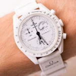 Montre blanche Oméga en gros plan, pour illustrer la tendance des montres colorées