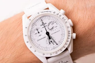 Montre blanche Oméga en gros plan, pour illustrer la tendance des montres colorées