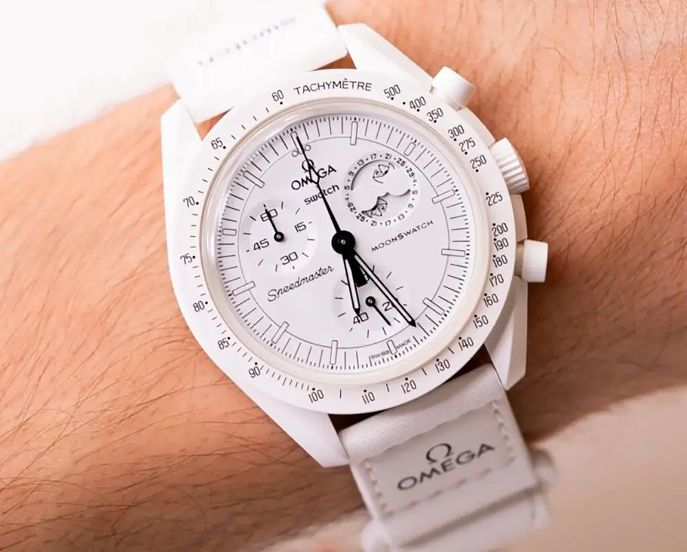Montre blanche Oméga en gros plan, pour illustrer la tendance des montres colorées