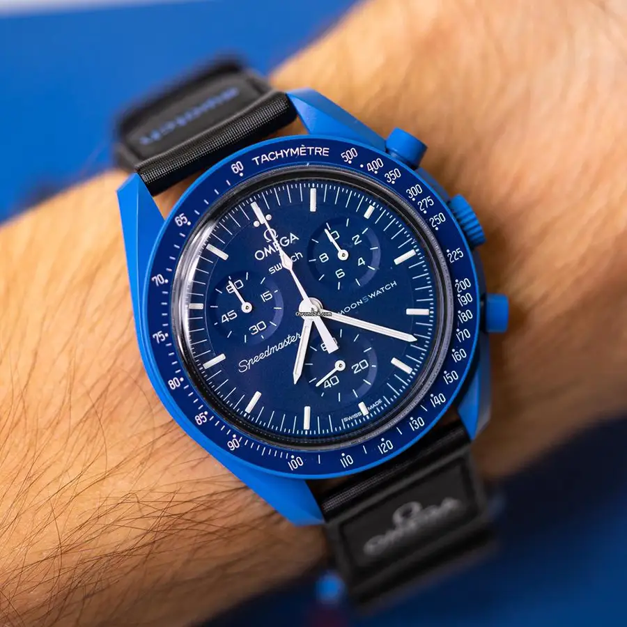 montre de la marque Omega bleue