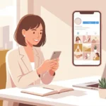 Entrepreneur souriant regardant son profil Instagram professionnel sur smartphone