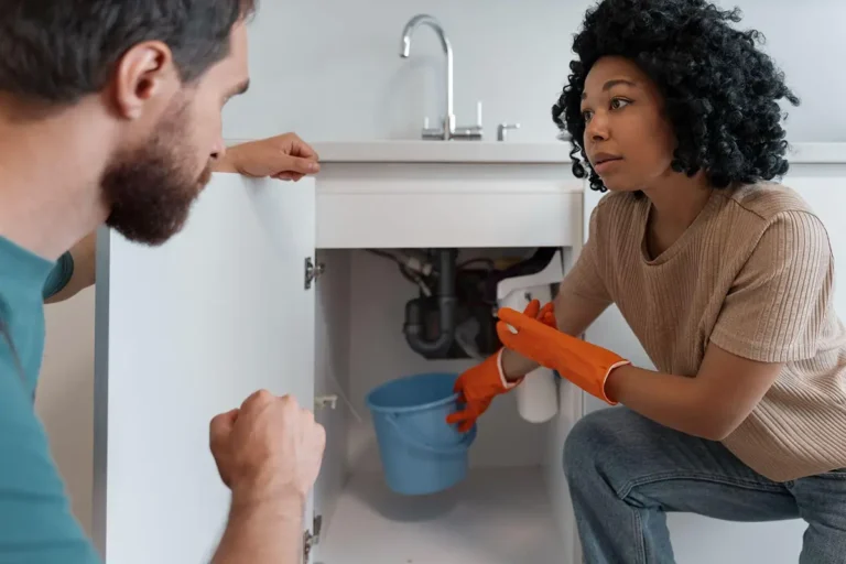 Nettoyage et curage des canalisations de la cuisine par une couple
