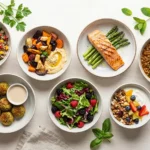 Huit bols de repas minceur colorés vus du dessus pour perdre du poids