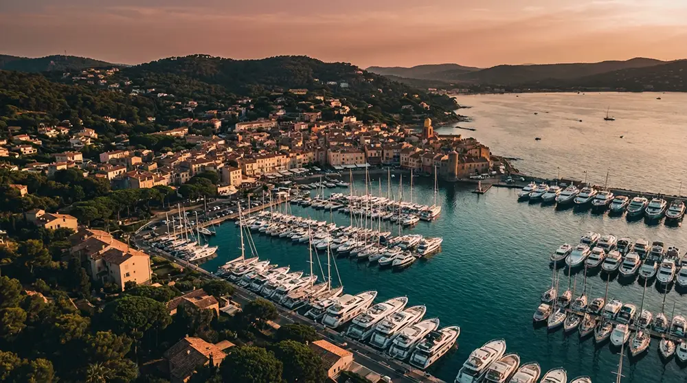 Vue aérienne de Saint-Tropez et de la French Riviera, décor de la saison 4 de The White Lotus