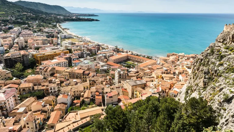 Vue aérienne s'une crique en Sicile