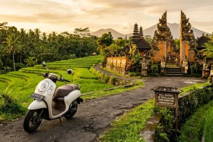 Scooter garé devant un temple balinais avec rizières en arrière-plan