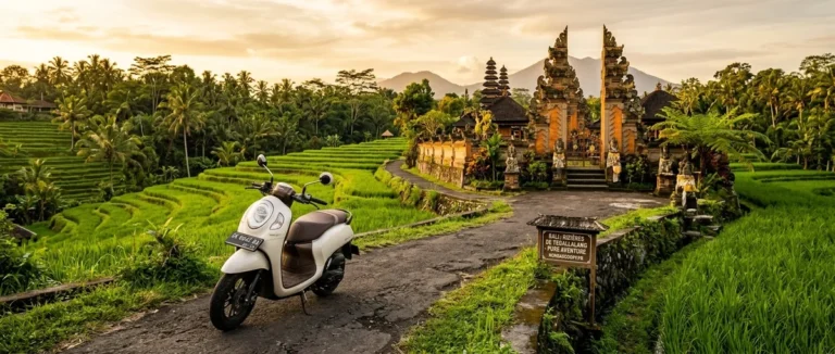 Scooter garé devant un temple balinais avec rizières en arrière-plan