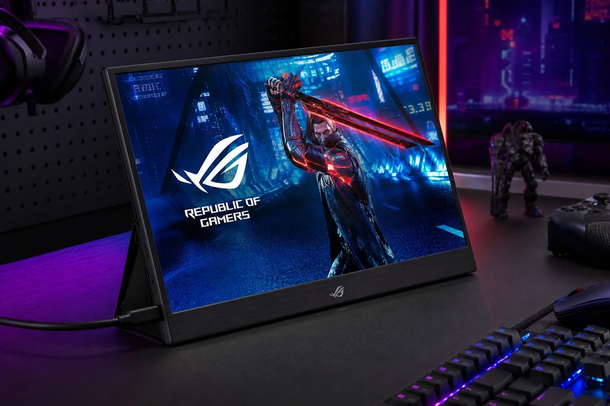 ASUS ROG Strix XG16 : moniteur gaming portable 144Hz avec batterie intégrée ASUS ROG Strix XG16 moniteur gaming portable 144Hz posé sur un bureau avec béquille déployée et connexion USB-C