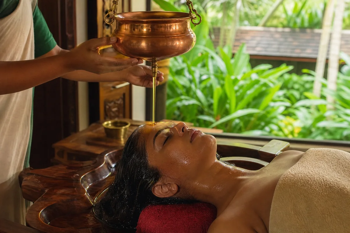 Cure ayurvédique Panchakarma au Kerala en Inde Soin ayurvédique shirodhara avec filet d'huile sur le front dans un centre au Kerala