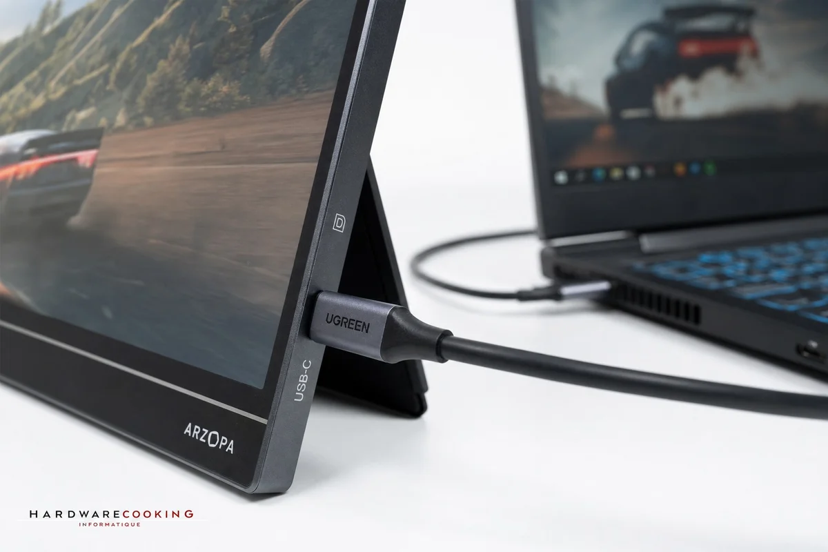 USB-C Power Delivery moniteur gaming portable : un câble pour tout Câble USB-C branché sur un moniteur gaming portable alimentant simultanément un laptop gaming