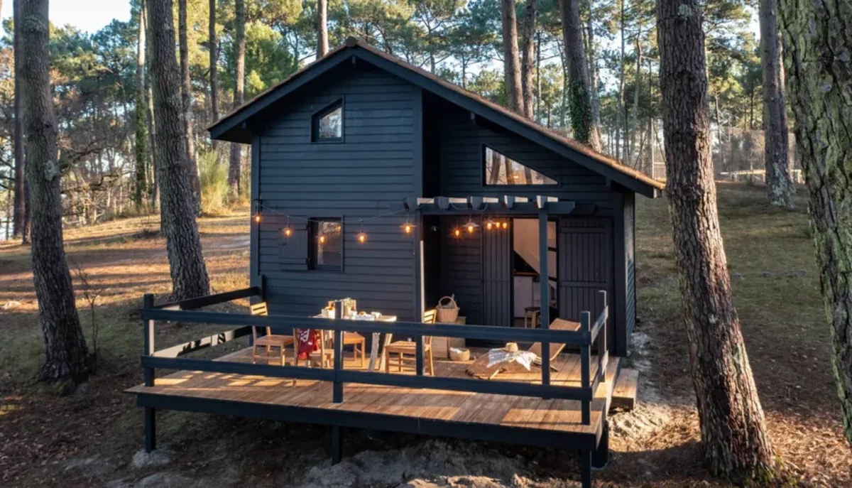 Cabane en bois avec terrasse et hamac dans le camping Biscarrosse Slow Village